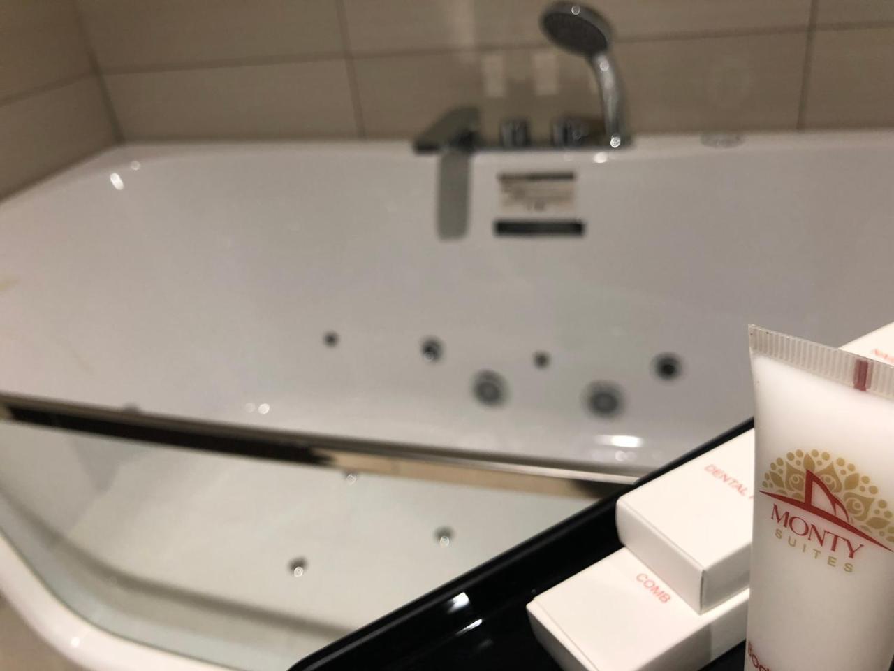 Monty Suites & Golf Uyo Dış mekan fotoğraf